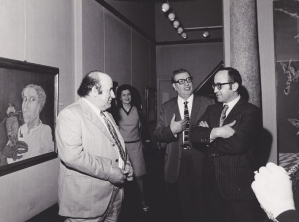 Milano, 1971: Alfredo Paglione con lo scultore Giacomo Manzù e il critico Mario De Micheli     Milano, 1971: Alfredo Paglione con lo scultore Giacomo Manzù e il critico Mario De Micheli