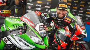 Sykes posa con la sua Kawasaki