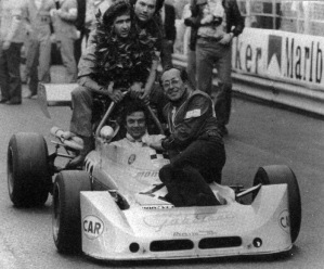 Renzo Zorzi dopo aver vinto il Grand Prix di Montecarlo nel 1975 con la F.3