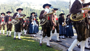 La banda di Versciaco nel corso della processione religiosa