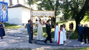 L'arciprete Franz Eppacher durante la processione a Versciaco