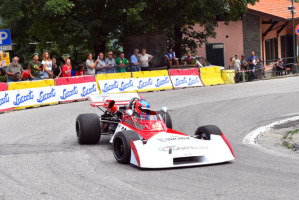 Turatello alla guida di una Surtees F.2 a motore BMW del 1973