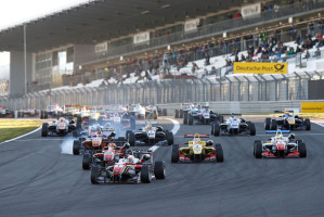 Gara-1 con Rosenqvist in fuga dopo la partenza al palo