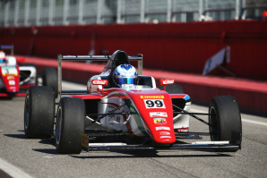 Ralf Aron, pilota della Prema Powerteam, leadre della classifica del Tricolore di F.4