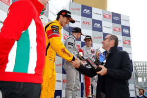 Antonio Giovinazzi sul podio di gara-3 con l'ex Ds Ferrari, Stefano Domenicali