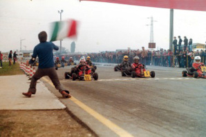 Il Trofeo delle Industrie, una delle gare più importanti e più antiche del panorama kartistico nazionale ed internazionale. Prese il via dalla Mondial Pista di Parma nel 1971, in accordo con i maggiori costruttori dell’epoca. Molti i protagonisti del karting internazionale che hanno corso e vinto nel Trofeo delle Industrie per poi arrivare fino alla Formula 1. Nella foto la partenza della classe 125 in una delle edizioni dei primi anni 80