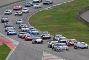 La partenza di gara-1 nella vivace categoria Gran Turismo